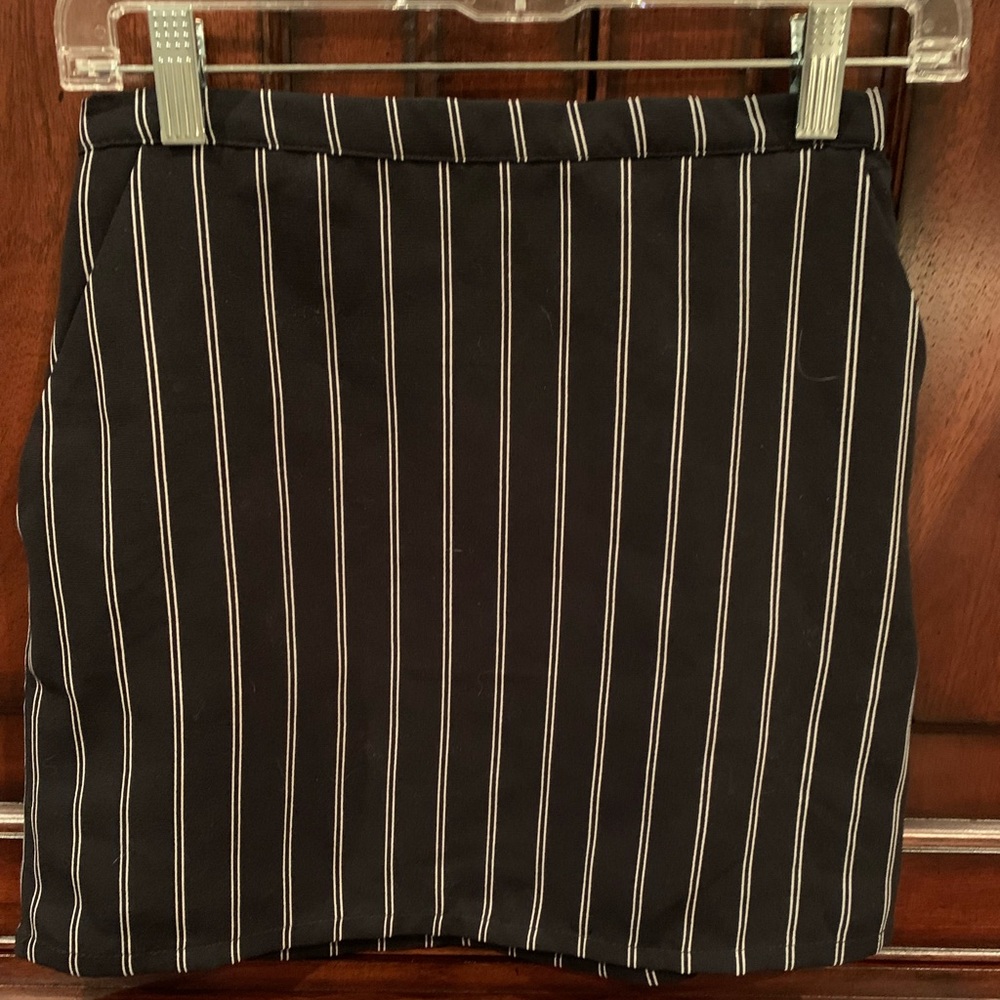 Forever 21 lined women’s black skirt size small with pockets